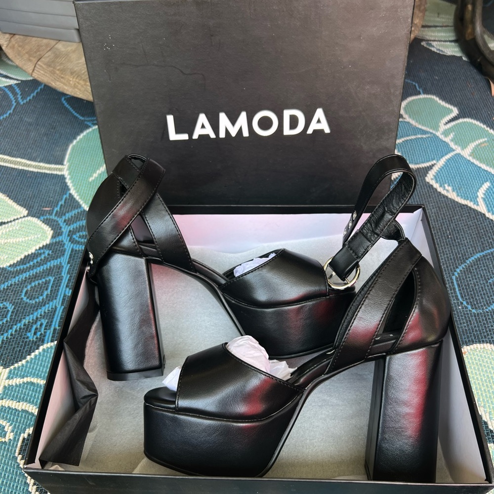 La Moda Black Chunky Platform Sandals